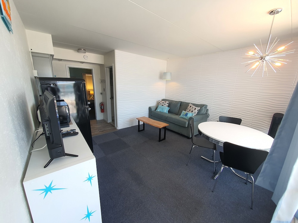 Family Suite, Multiple Beds, Pool View (and 1 Full Sofabed) photo 2