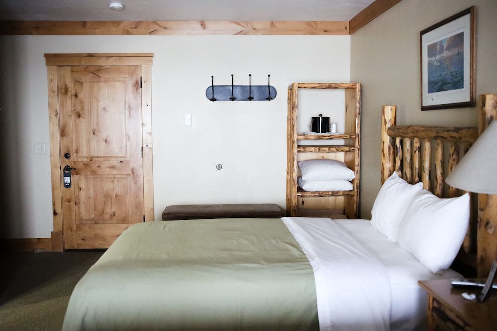 Standard Room, 2 Queen Beds, River View photo 3