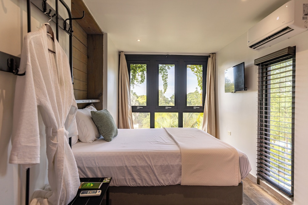 Signature Suite, Hot Tub, Garden View photo 3