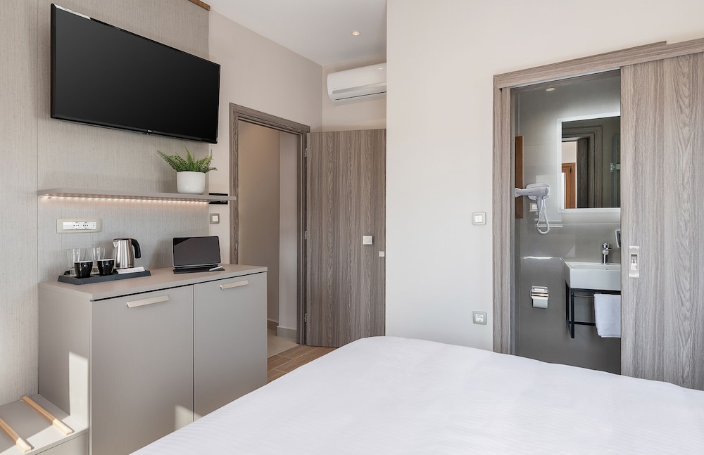 Deluxe Room - Photo 6
