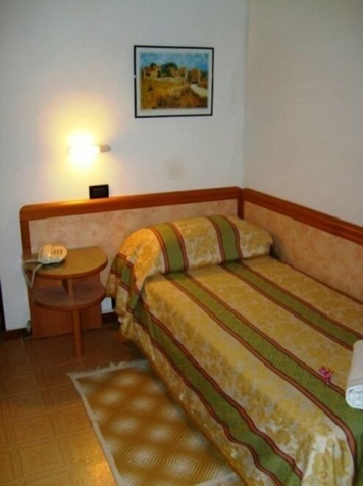 Basic Single Room photo 1