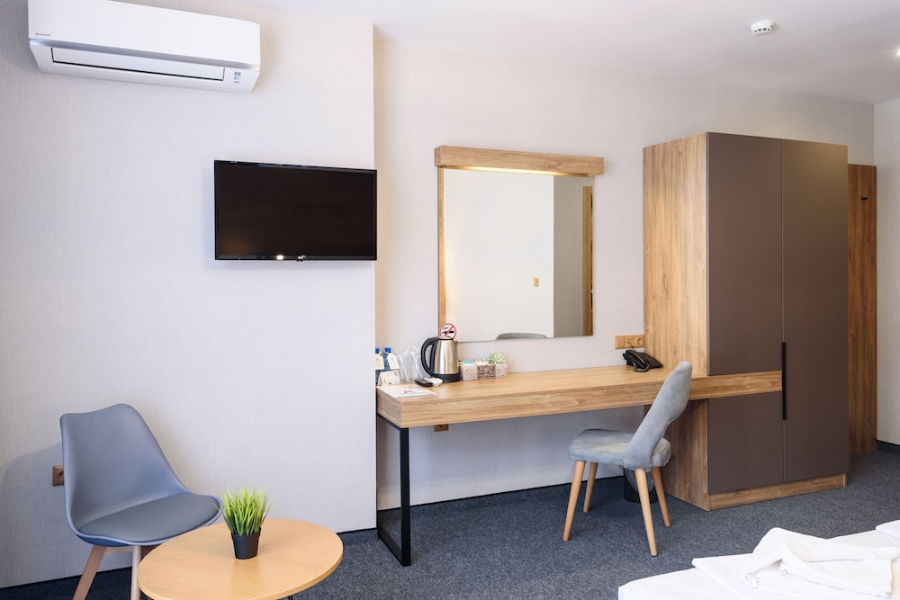 Deluxe Double or Twin Room - Photo 11