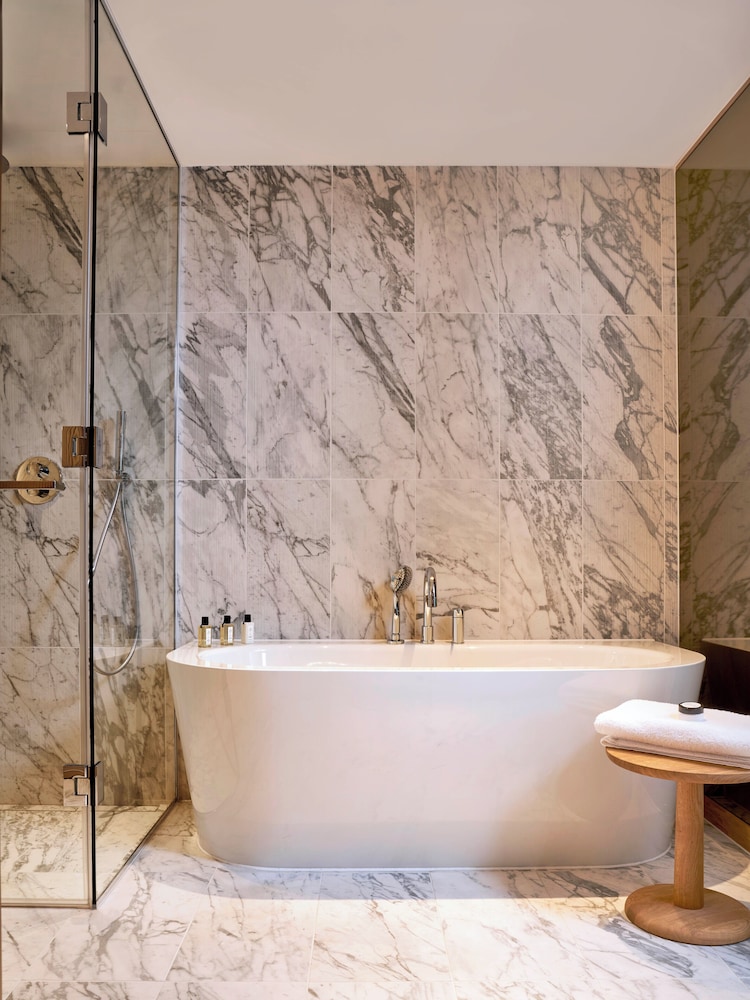 Suite, 1 King Bed (Wigmore) thumbnail 5