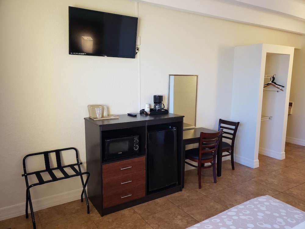 Standard Room, 1 King Bed, Accessible, Ocean View photo 2