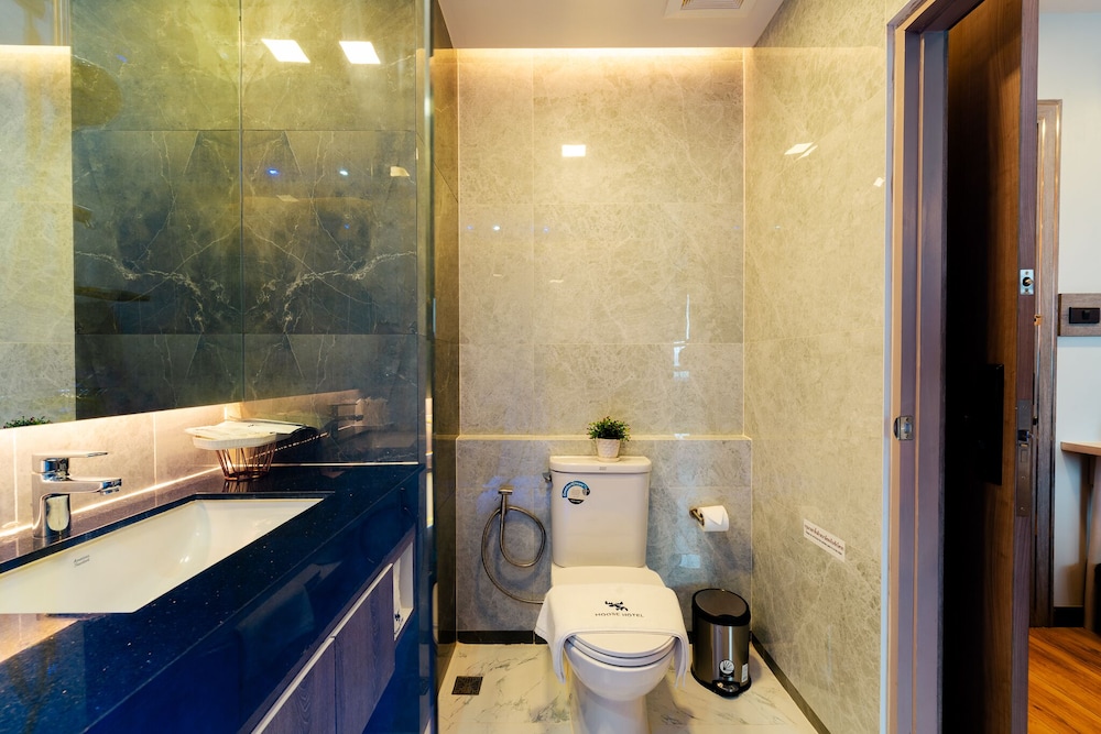 Deluxe King with Bathtub - Photo 6