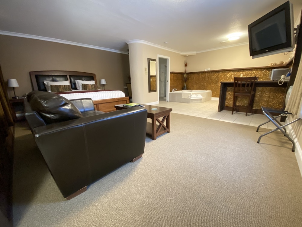 Executive Suite, 1 King Bed, Jetted Tub photo 1