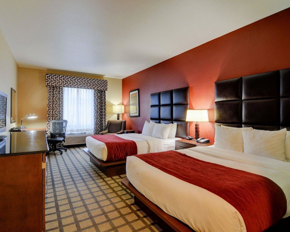 Room, 2 Queen Beds, Non Smoking (Larger Unit) photo 3