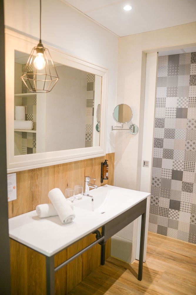 Deluxe Double Room, Balcony (2 adults) - Photo 8