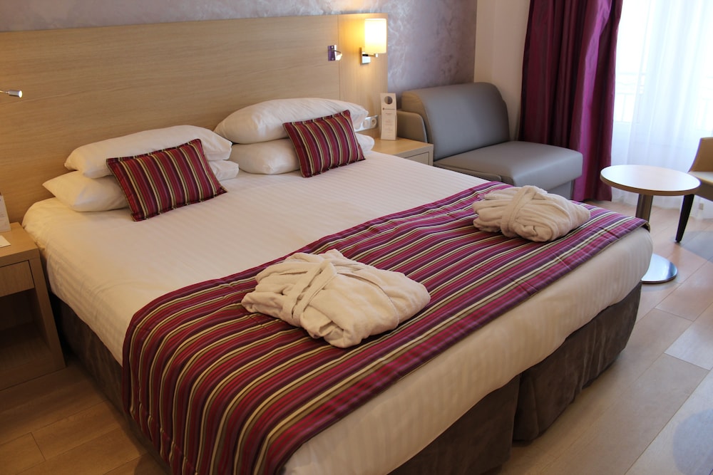 Executive Room, 1 Queen Bed, Non Smoking - Photo 3