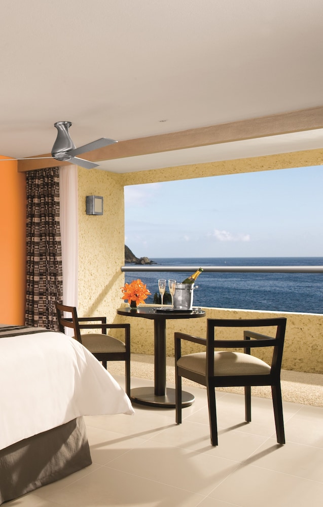 Deluxe Room, 1 King Bed, Oceanfront (Preferred Club) - Photo 4