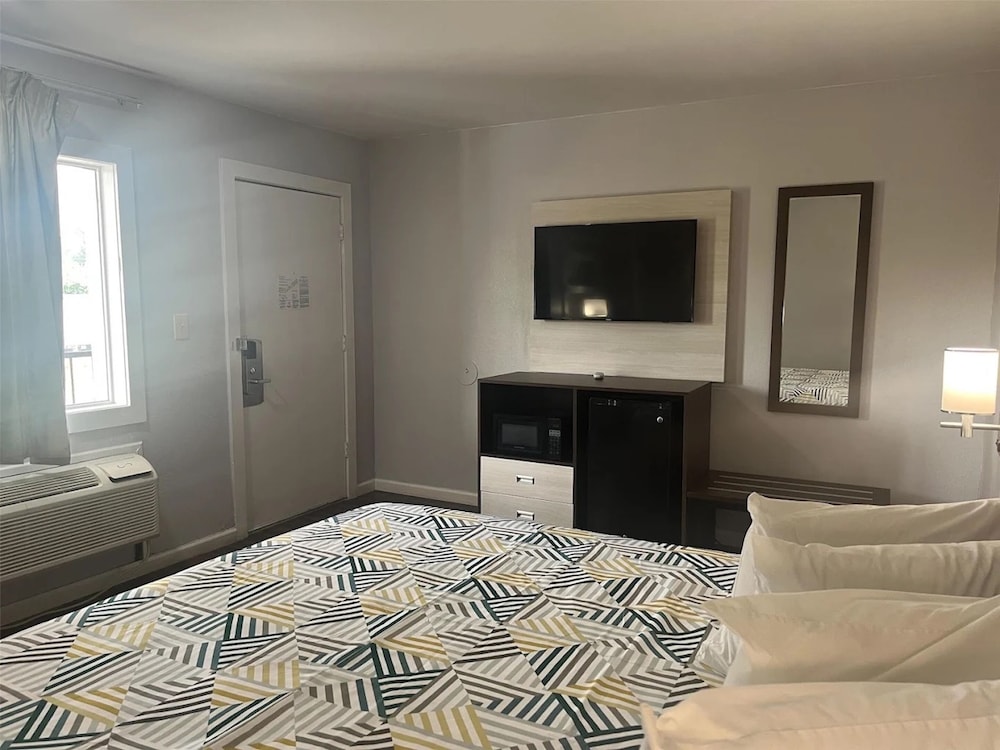 Deluxe Room, 1 King Bed, Non Smoking photo 3