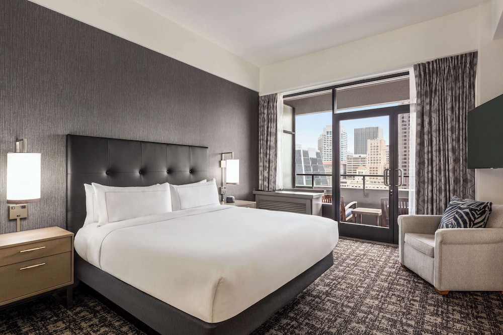 Junior Suite, 1 King Bed, City View photo 3
