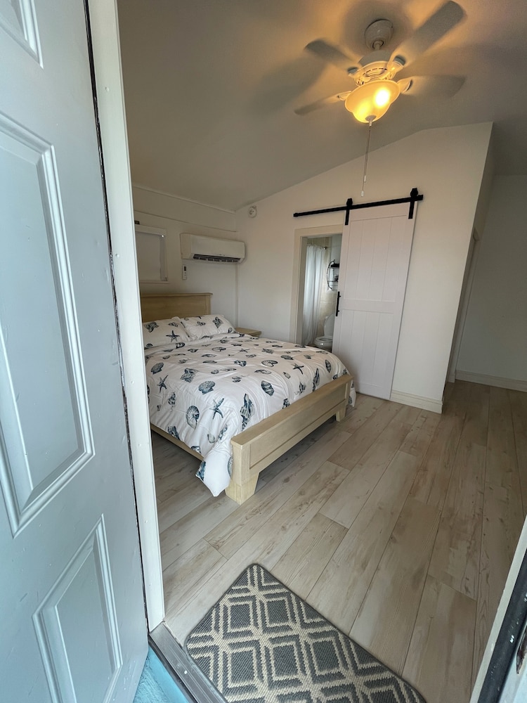 Basic Room, 1 Queen Bed photo 2