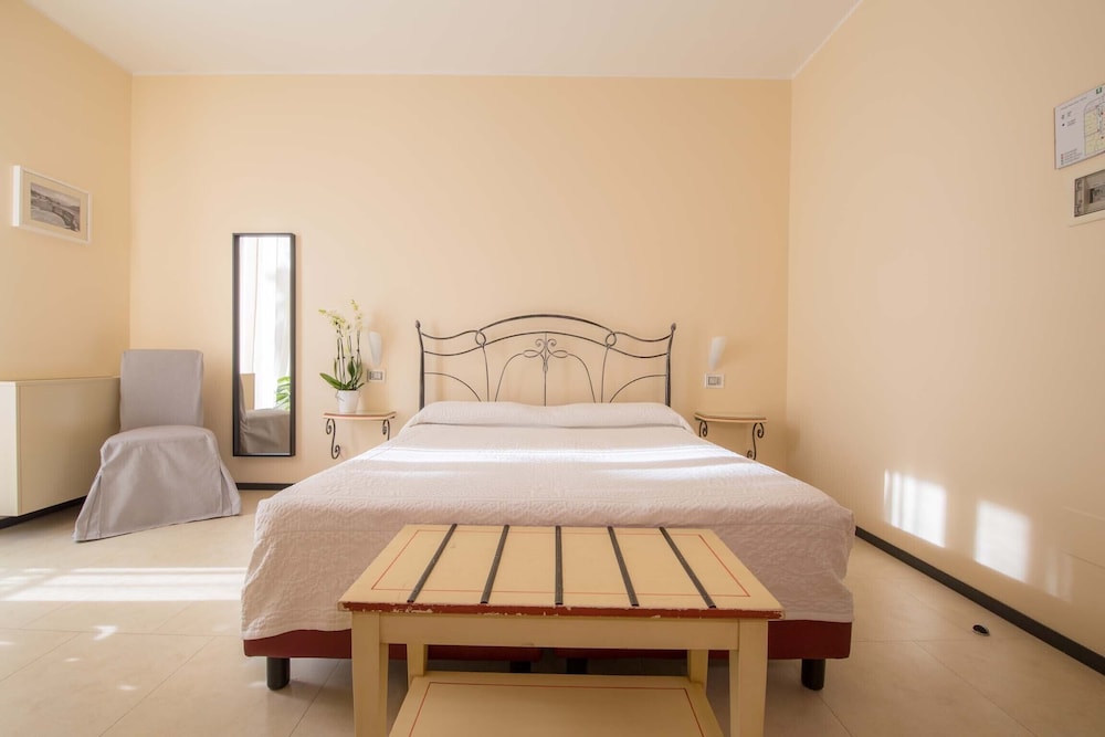 Double or Twin Room, Balcony, Partial Lake View photo 2