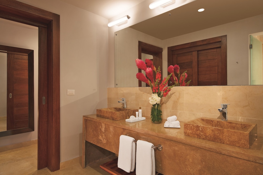 Preferred Club Honeymoon Suite photo 2