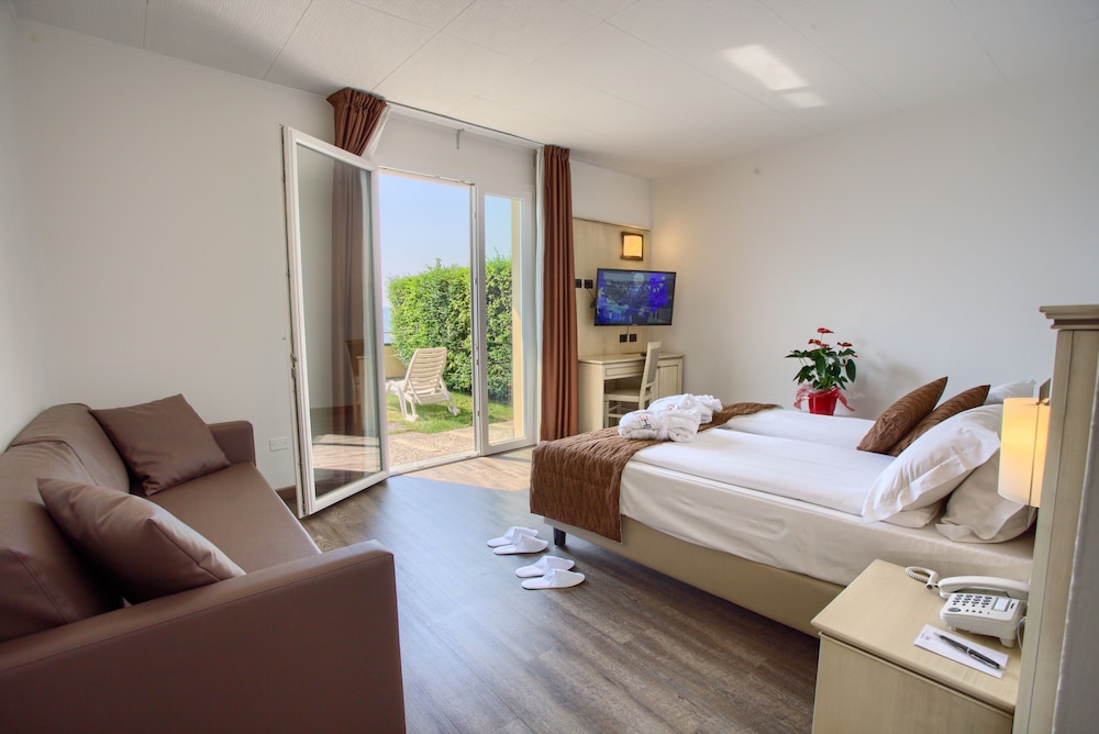 Superior Room, Lake View