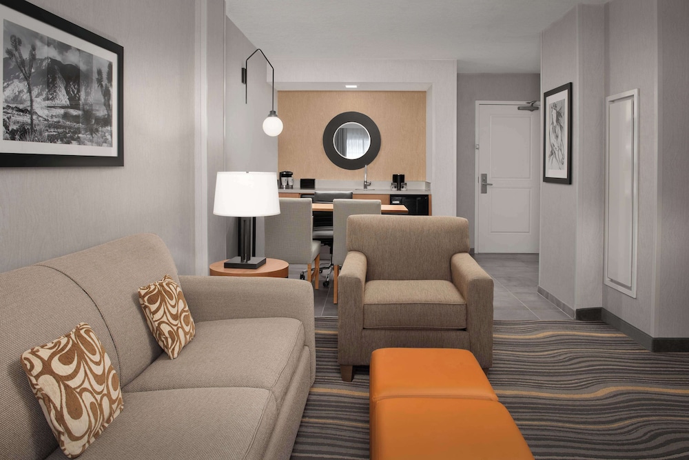 Suite, 1 King Bed - Photo 3