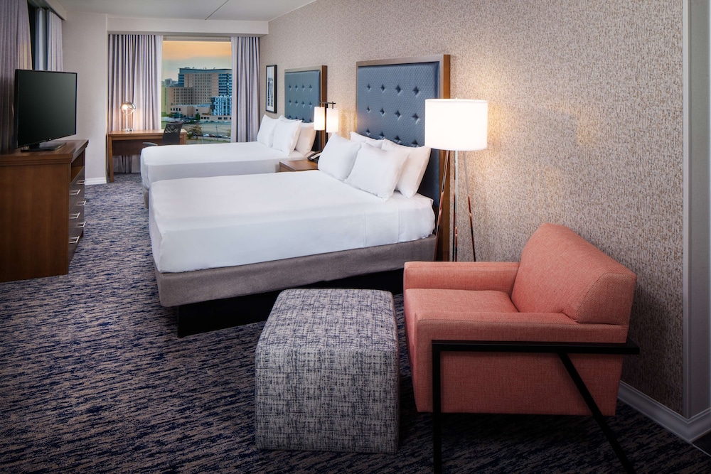 One Bedroom Water View Suite, 2 Queen Beds, Accessible Bathtub