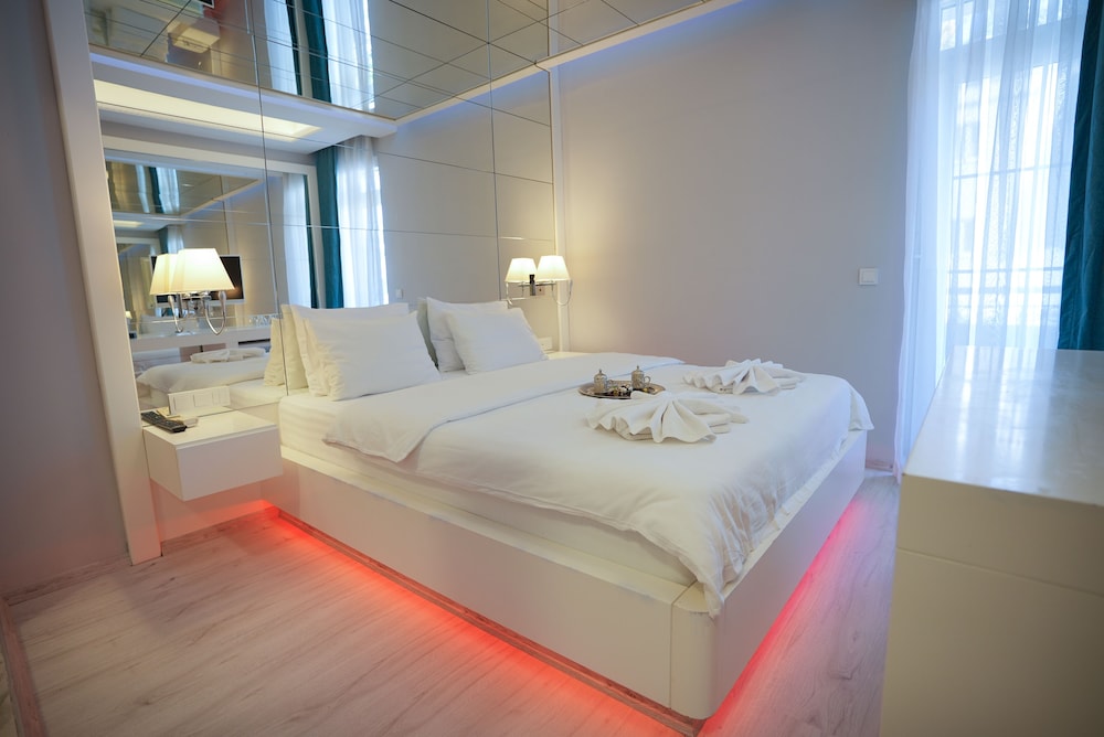 Deluxe Double Room, 1 Queen Bed, Non Smoking, City View