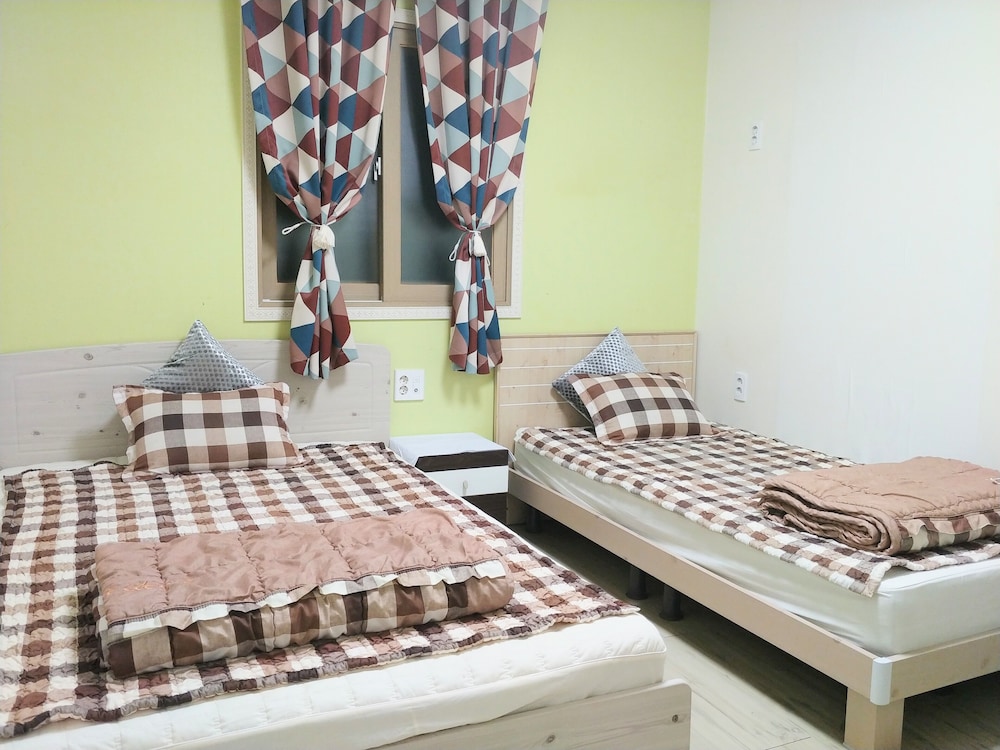 3 People Room photo 3