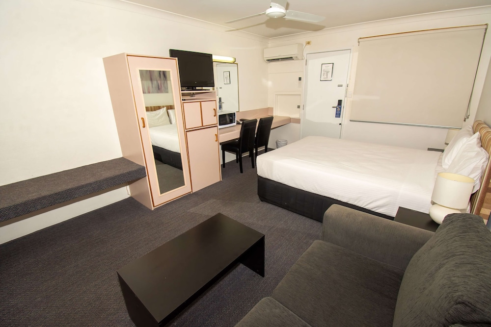 Standard Room, 1 Queen Bed, Non Smoking - Photo 5