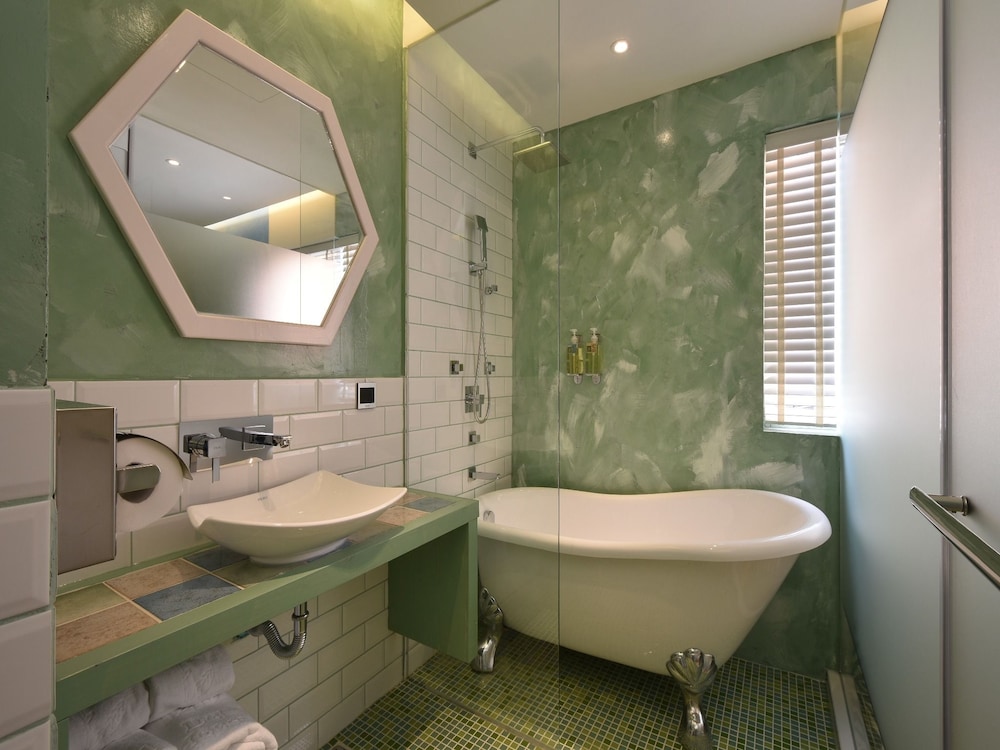 Deluxe Quadruple Room (Photos are for reference only - themes are randomly arranged) photo 3