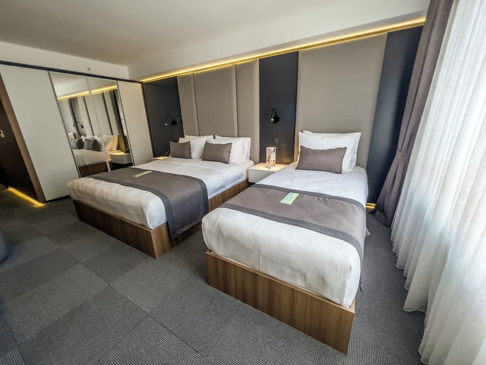 Royal Room, 2 Bedrooms, City View - Photo 8