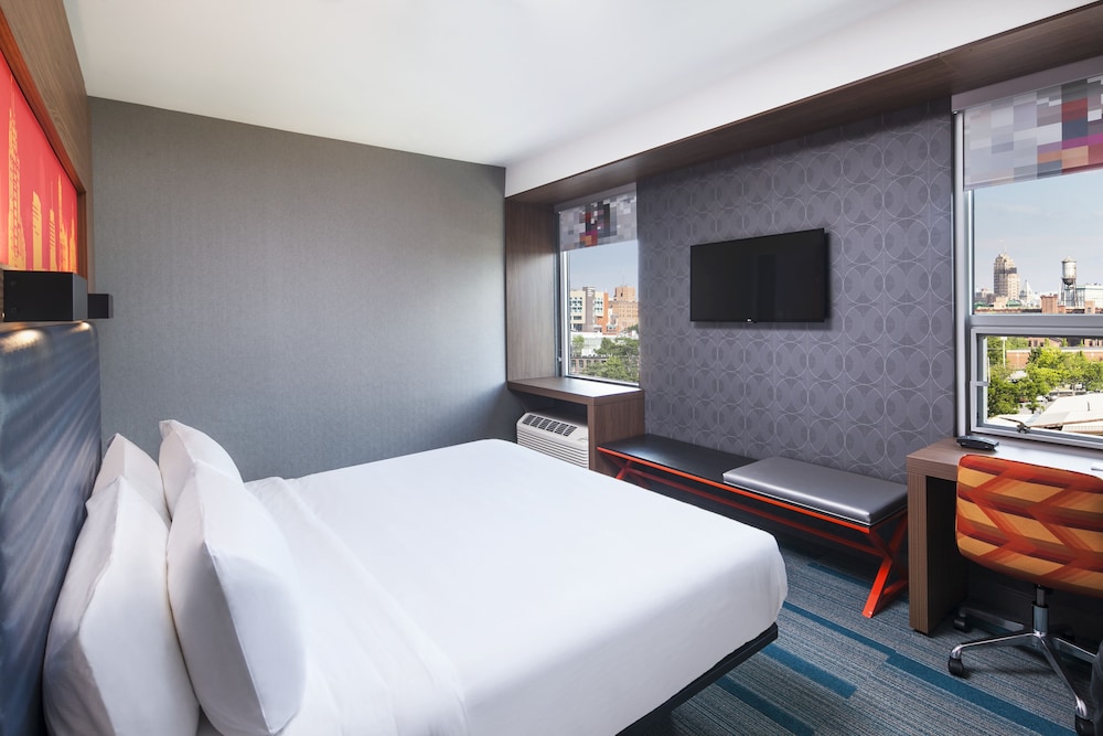 Room, 1 King Bed (Mobility Accessible, Roll-In Shower) photo 2