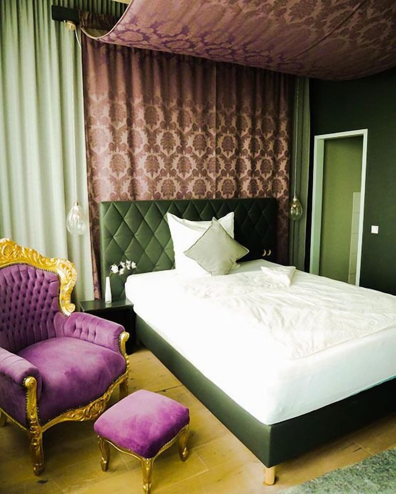 Suite, 1 King Bed (Cozy Sitting Corner;Larger Room) photo 2