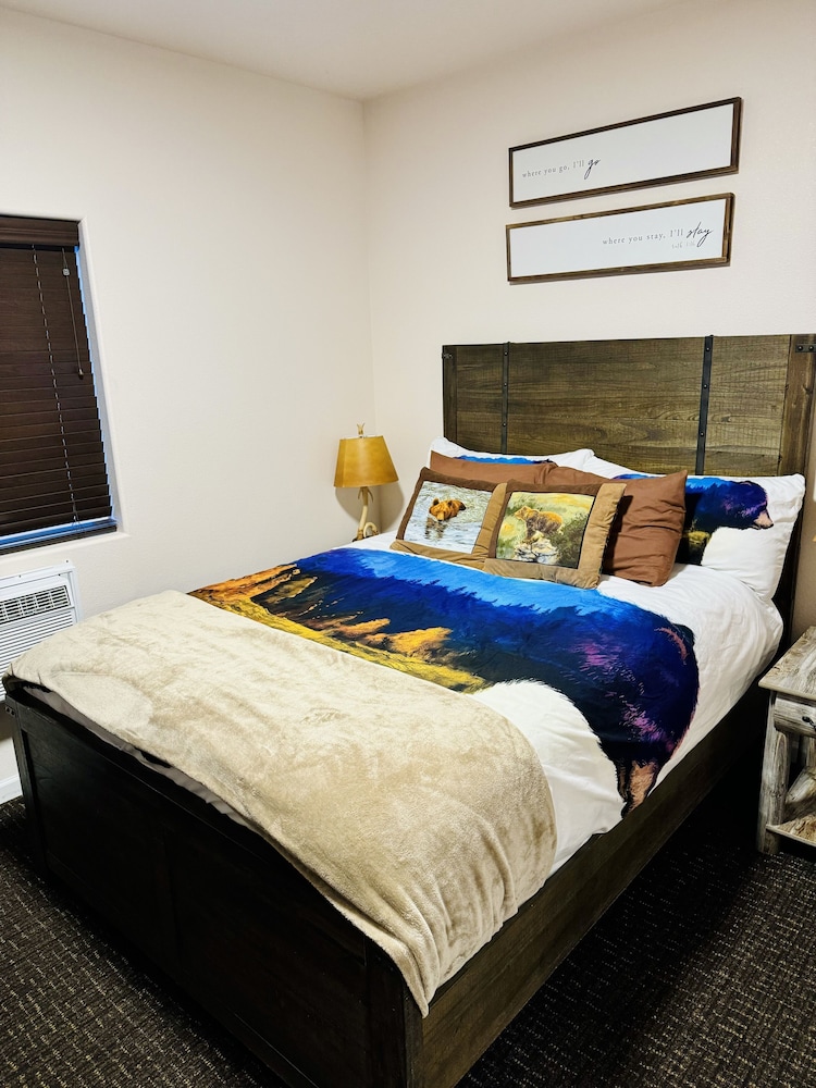 Basic Single Room, 1 Queen Bed