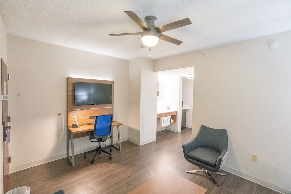 Suite, 1 Bedroom - Photo 8