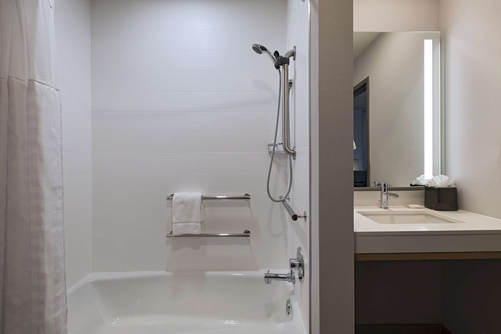 Premium Room, Multiple Beds, Accessible, Bathtub - Photo 6