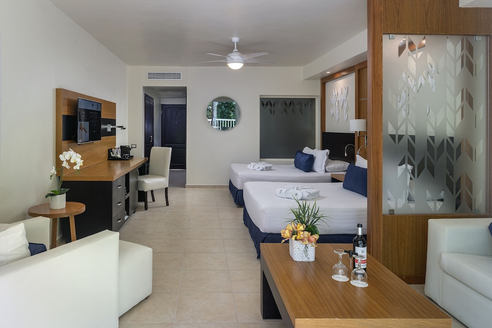 Junior Room, Pool View (Privilege) - Photo 4