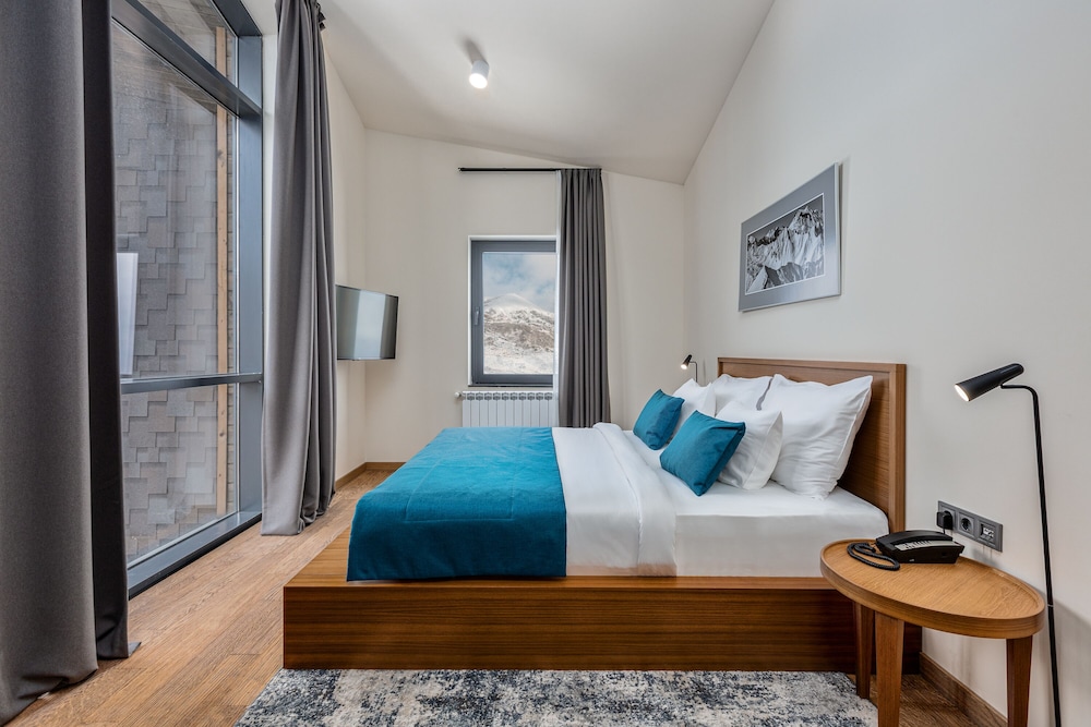 Suite - Photo 1