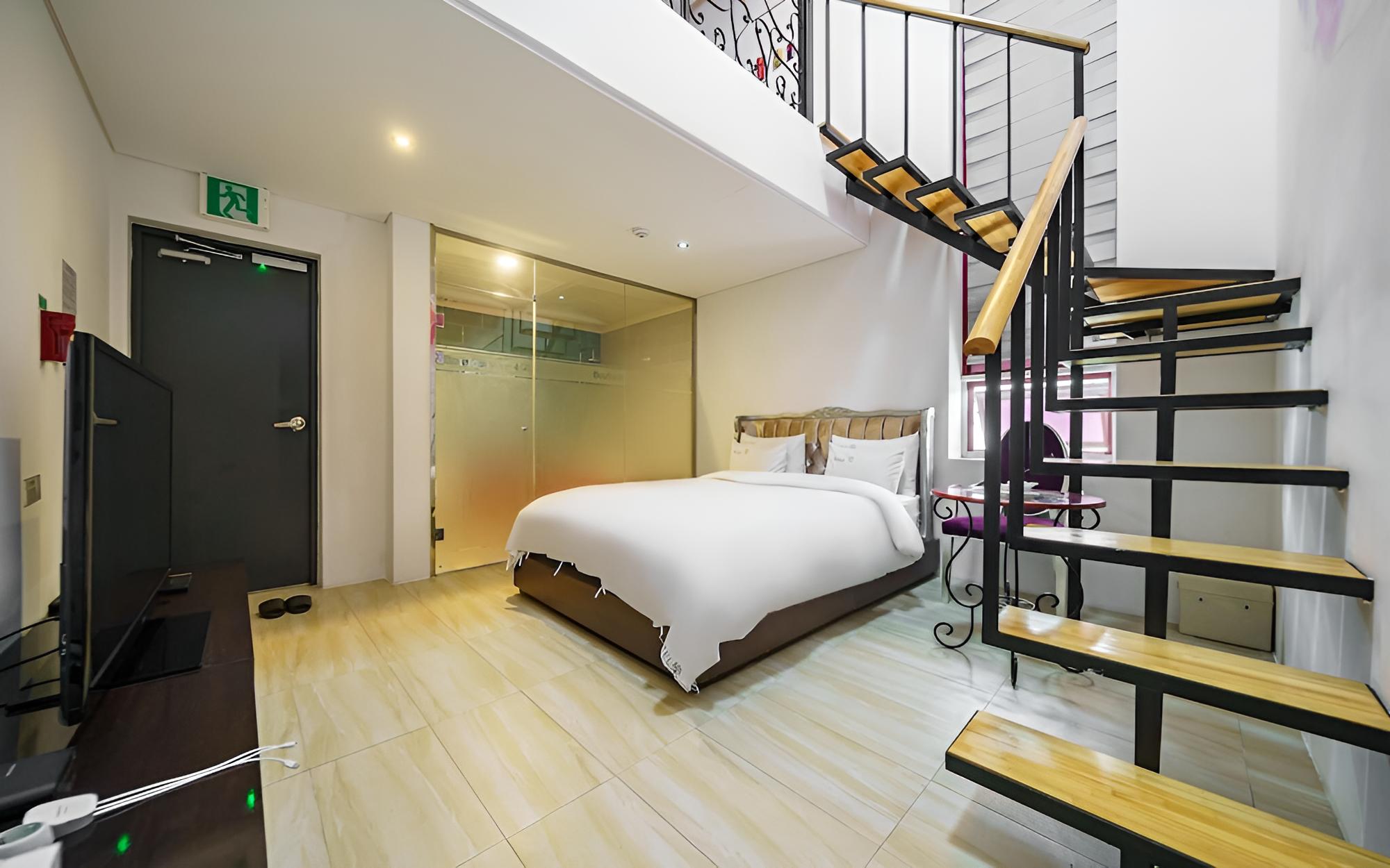 Room (Duplex) - Photo 3