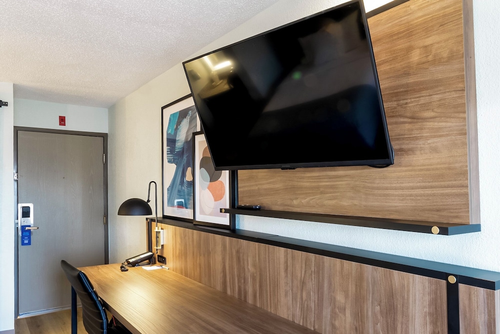 Room, 1 Queen Bed, Accessible, Non Smoking (Mobility/Hearing, Roll-In Shower) - Photo 13