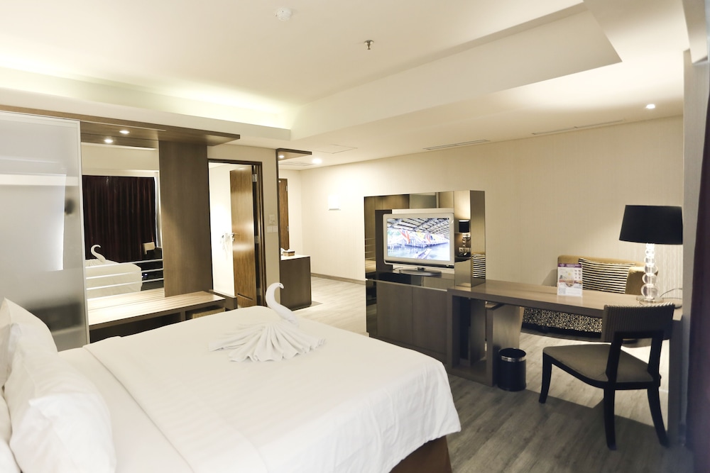 Junior Suite, 1 King Bed - Photo 2