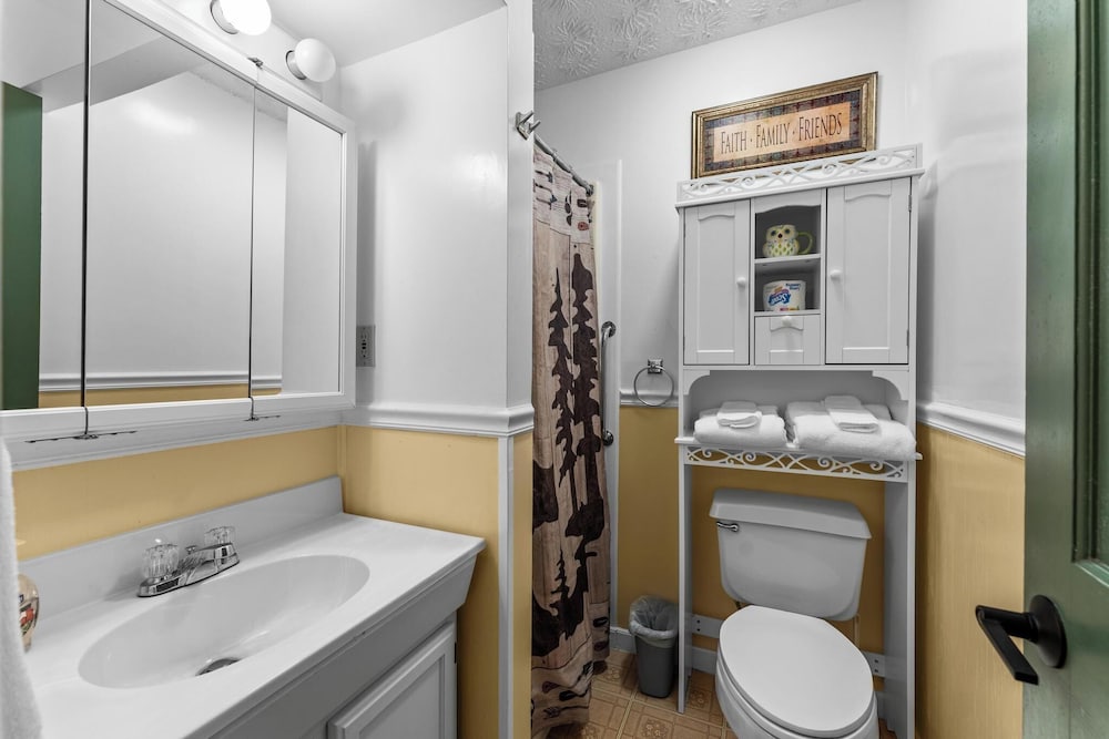 Waterfall Retreat-Quaint Suite - No Pet