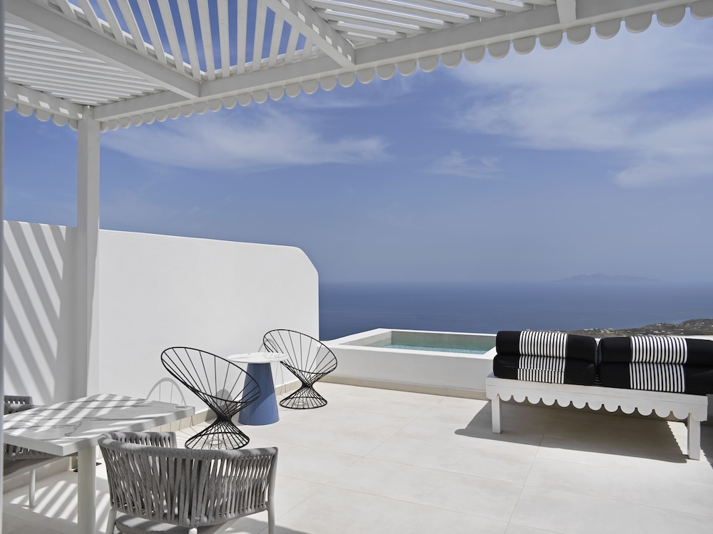 Deluxe Suite with Sea View and Hot Tub - Photo 2