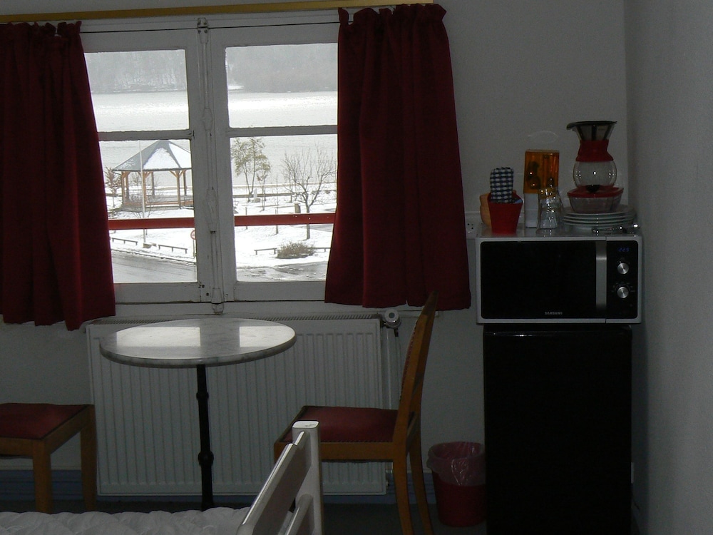 Equipped Comfort Room with Lake View photo 3