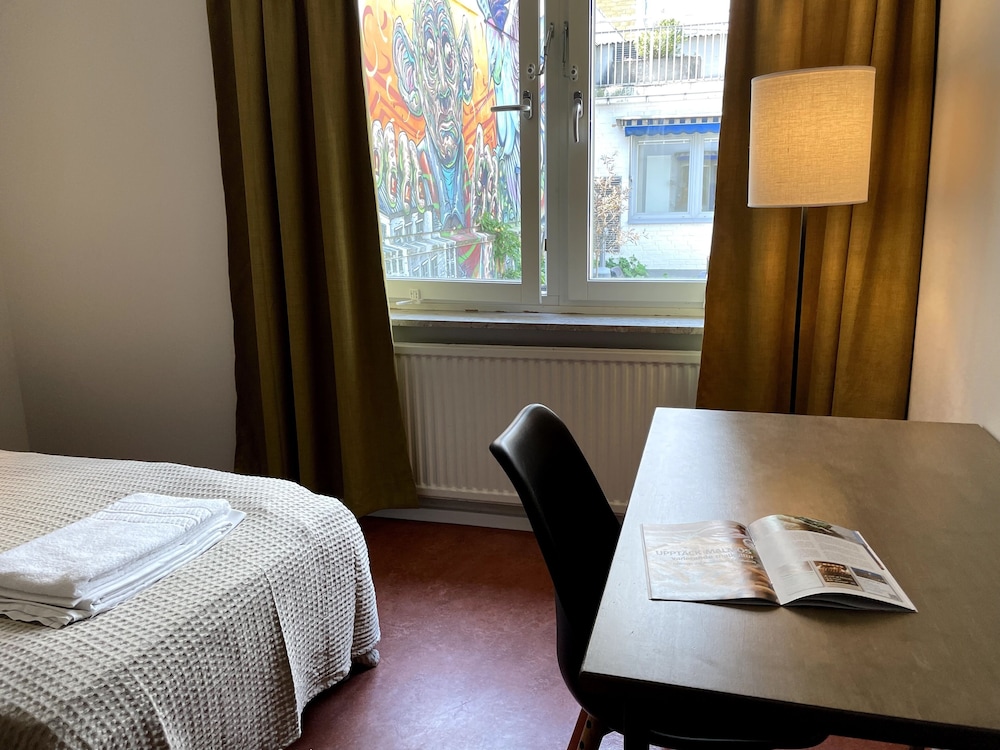 Standard Twin Room, 2 Twin Beds, Shared Bathroom photo 3