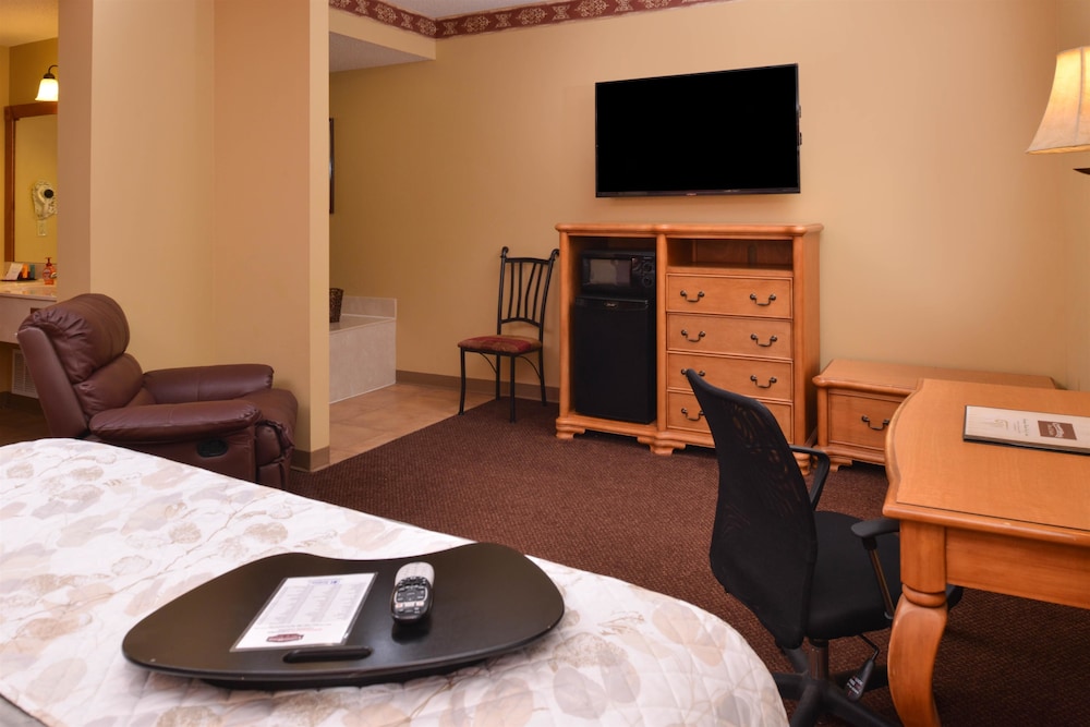 Suite, 1 King Bed, Non Smoking, Jetted Tub photo 2