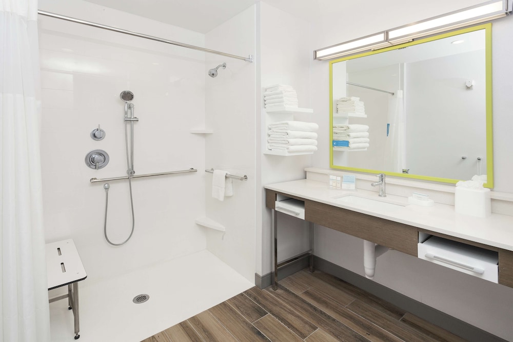 Room, 1 King Bed, Accessible (Mobility & Hearing, Roll-in Shower)