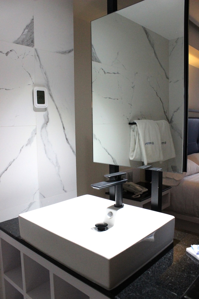 Suite - Photo 3