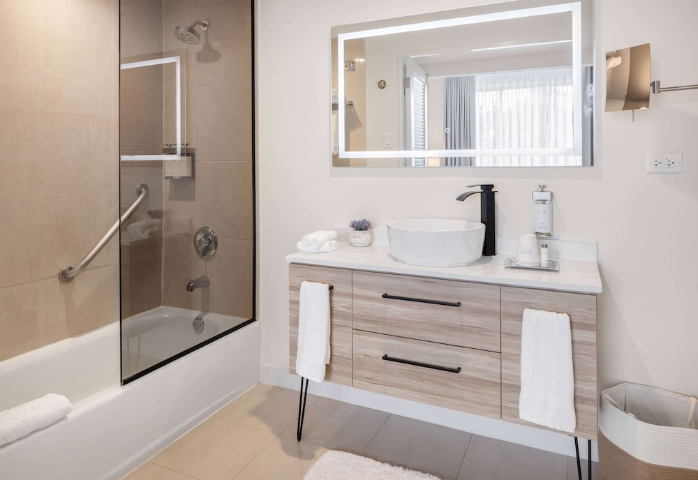 Room, 1 King Bed, Non Smoking (poolside)