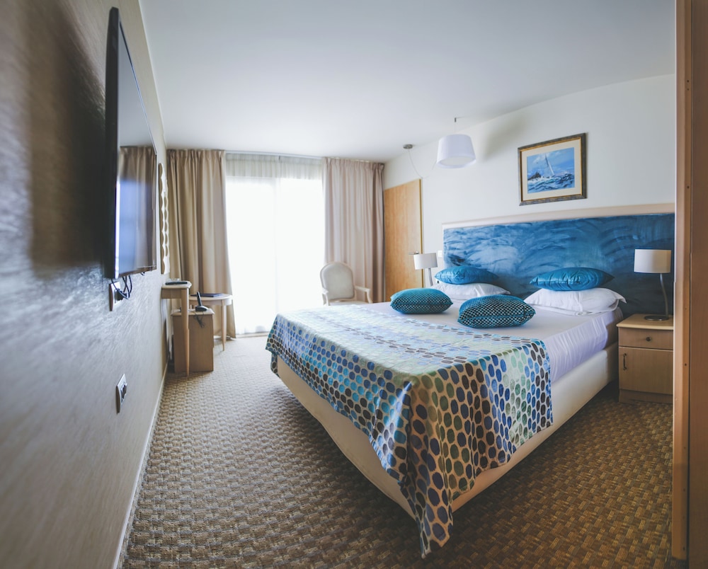 Deluxe Room, Partial Sea View