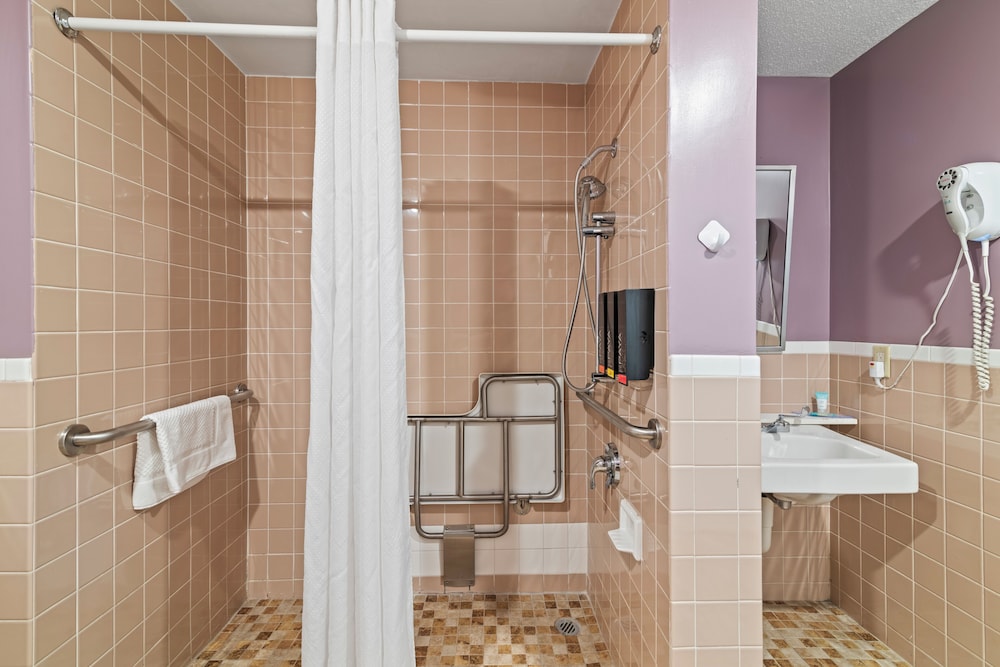 Basic Room, 1 Queen Bed, Accessible photo 2