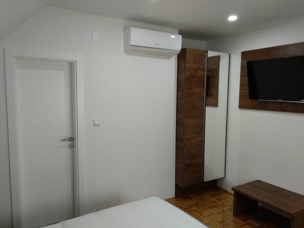 Comfort Studio, 1 Queen Bed, Courtyard View photo 3