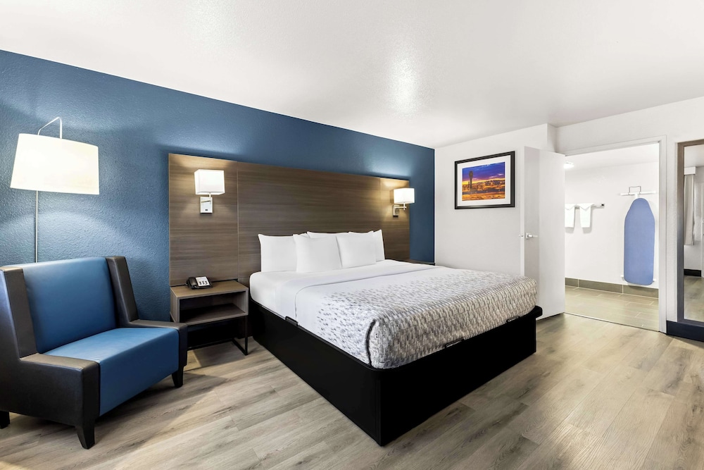 Standard Room, 1 King Bed, Accessible, Refrigerator & Microwave - Photo 17
