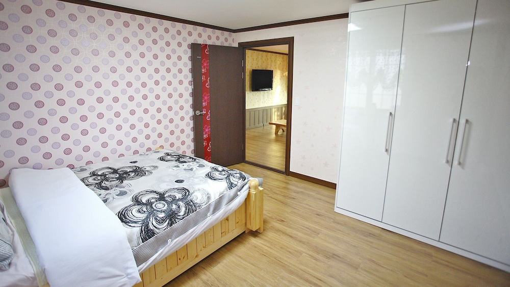 Family Room (2) photo 3